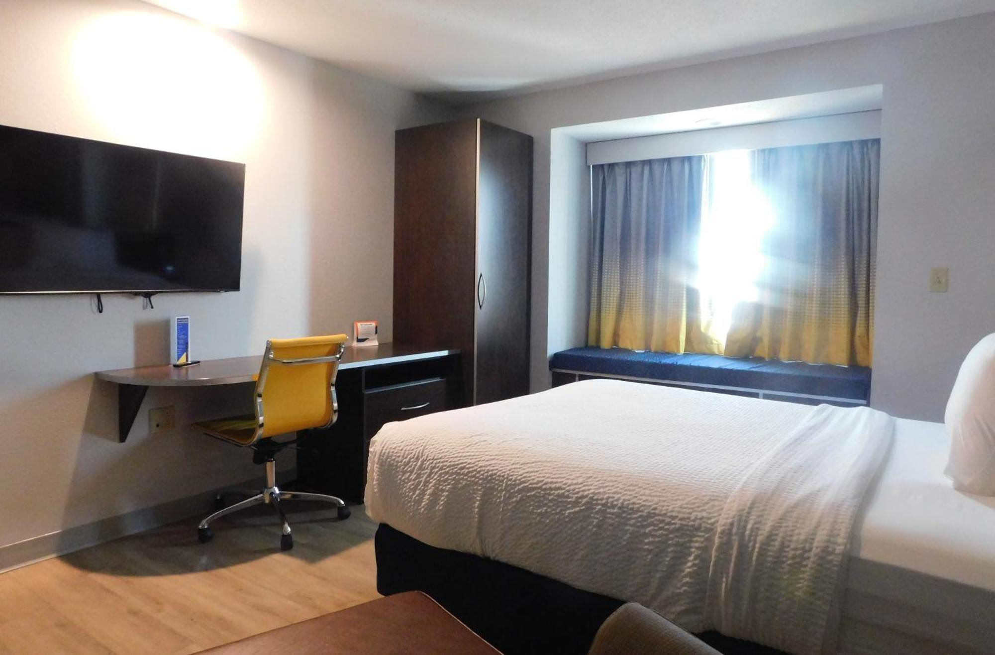 Microtel & By Wyndham Wheeling At The Highlands Hotel