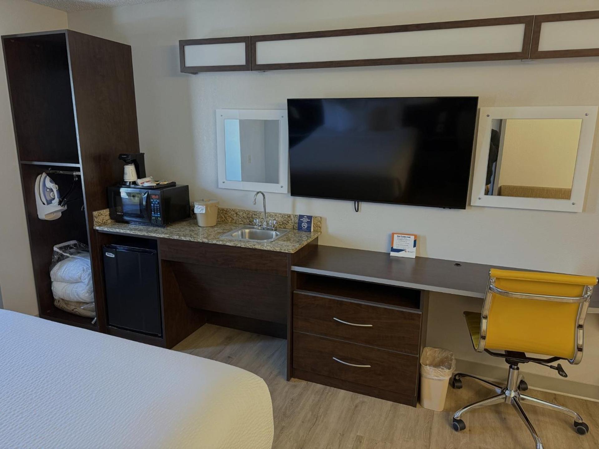 Microtel & By Wyndham Wheeling At The Highlands